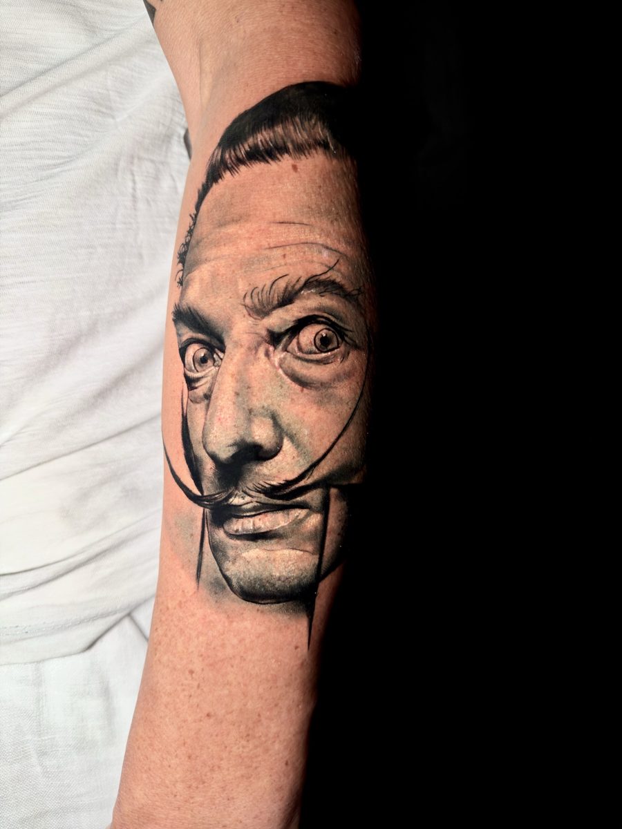 Tatuaggio realistico di Vincenzo Picaro — TheOutline Art Studio, Carrara