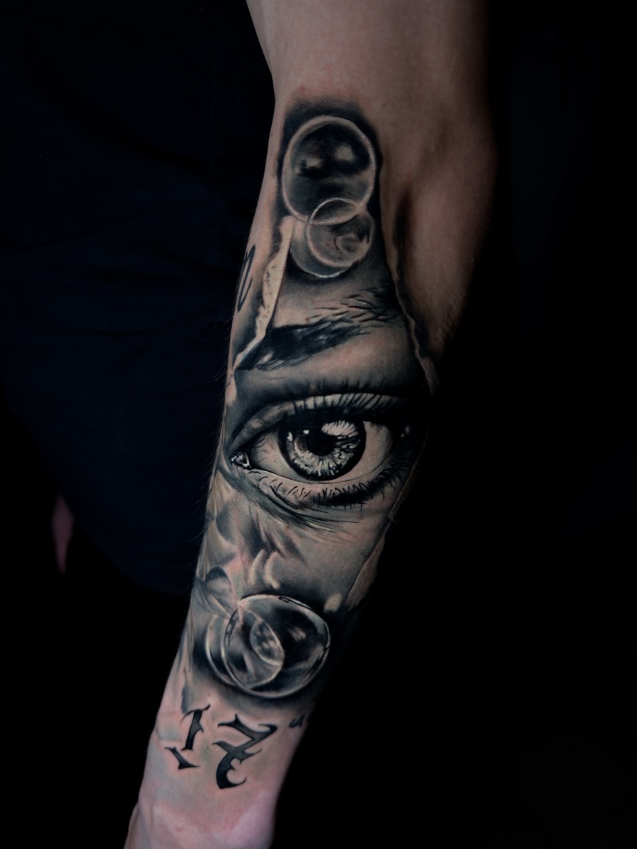 Tatuaggio realistico di Vincenzo Picaro — TheOutline Art Studio, Carrara