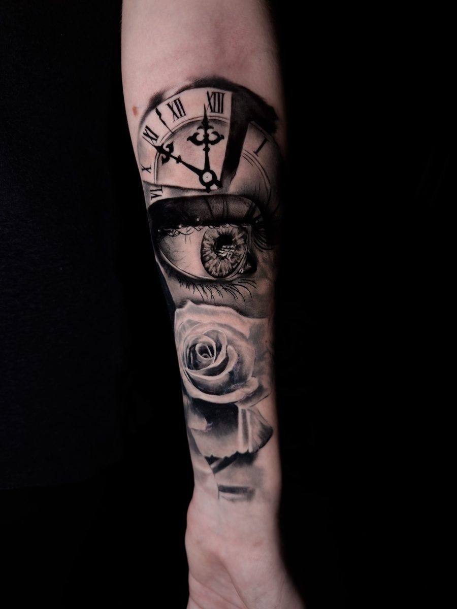 Tatuaggio realistico di Vincenzo Picaro — TheOutline Art Studio, Carrara
