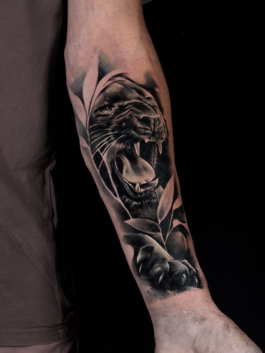Tatuaggio realistico di Vincenzo Picaro — TheOutline Art Studio, Carrara
