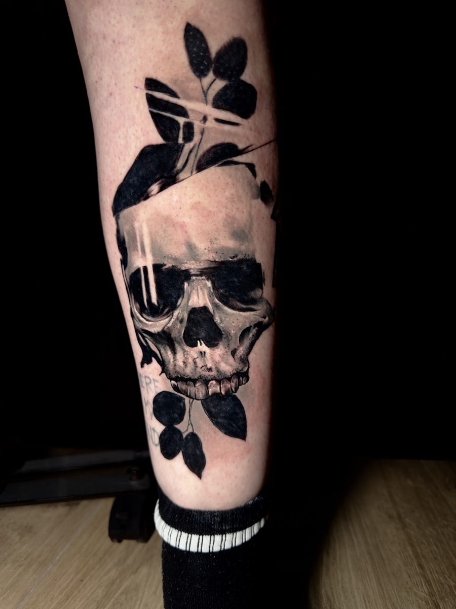 Tatuaggio realistico di Vincenzo Picaro — TheOutline Art Studio, Carrara