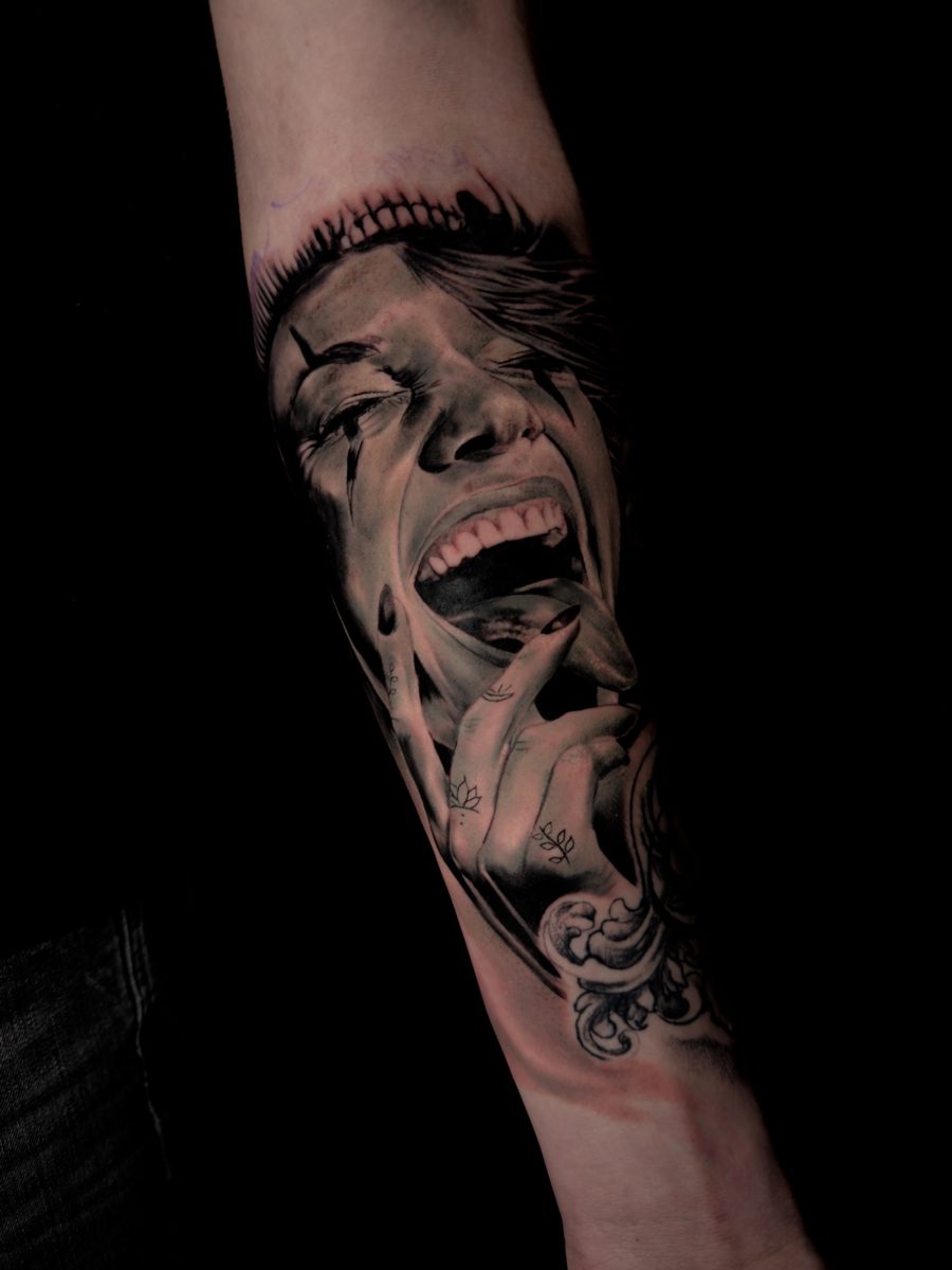 Tatuaggio realistico di Vincenzo Picaro — TheOutline Art Studio, Carrara
