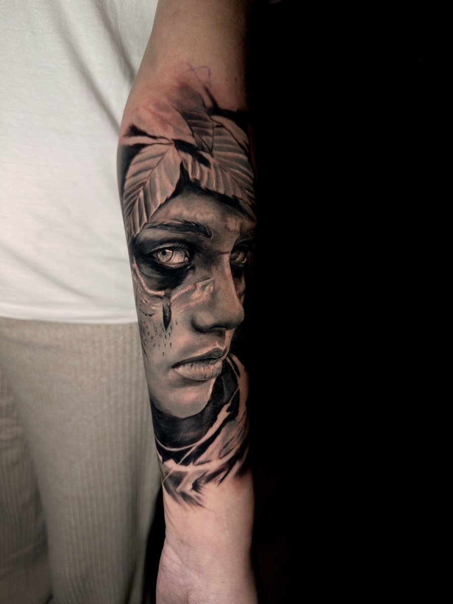 Tatuaggio realistico di Vincenzo Picaro — TheOutline Art Studio, Carrara
