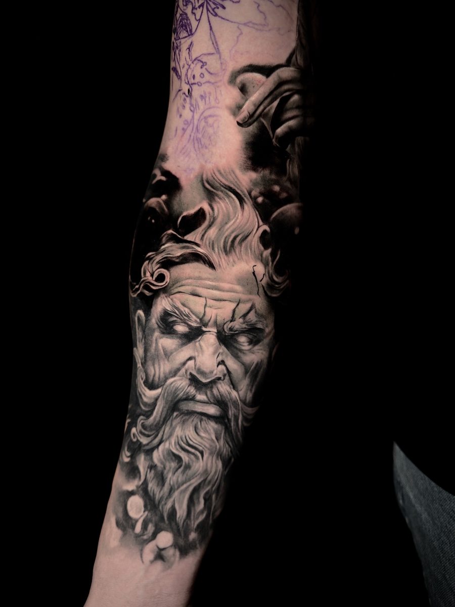 Tatuaggio realistico di Vincenzo Picaro — TheOutline Art Studio, Carrara