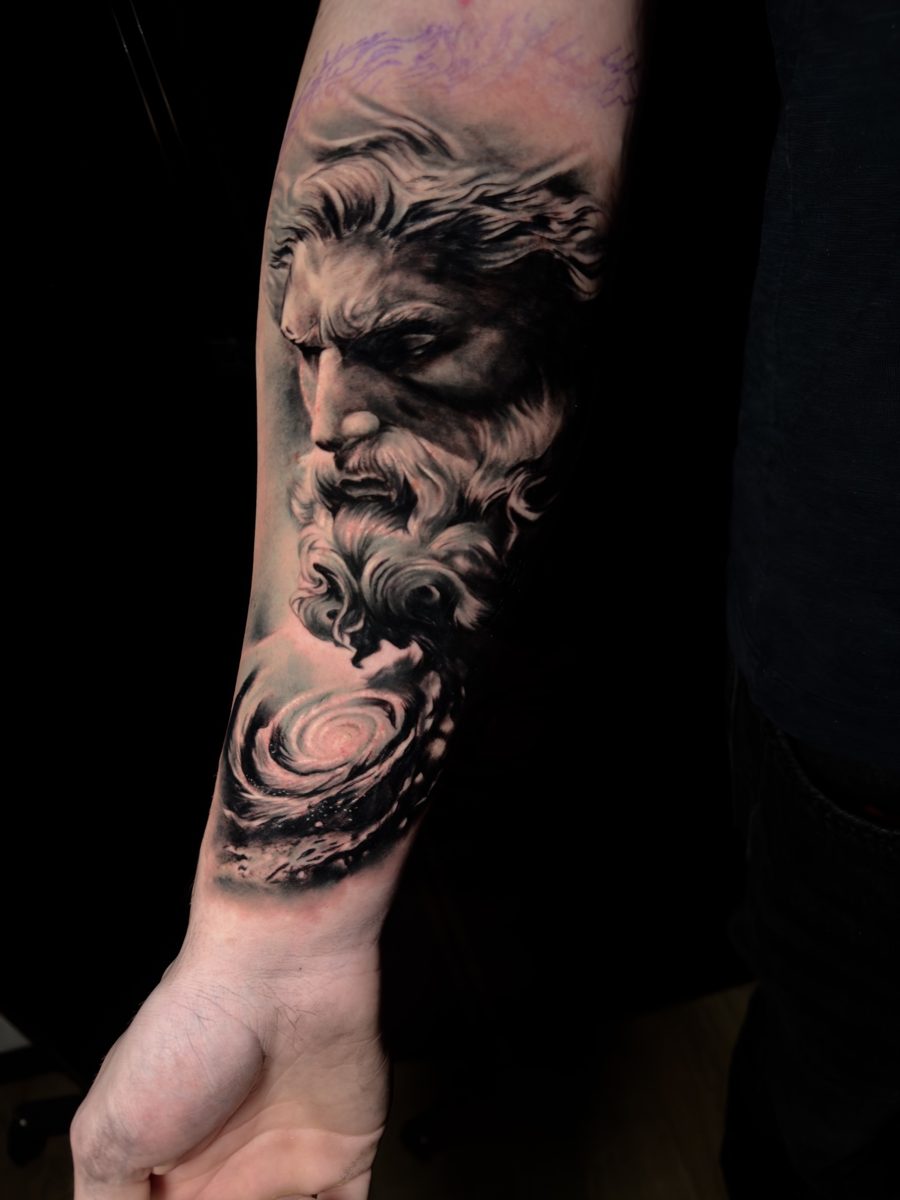 Tatuaggio realistico di Vincenzo Picaro — TheOutline Art Studio, Carrara
